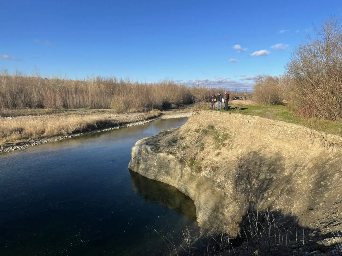 Люди біля річки на природі під синім небом