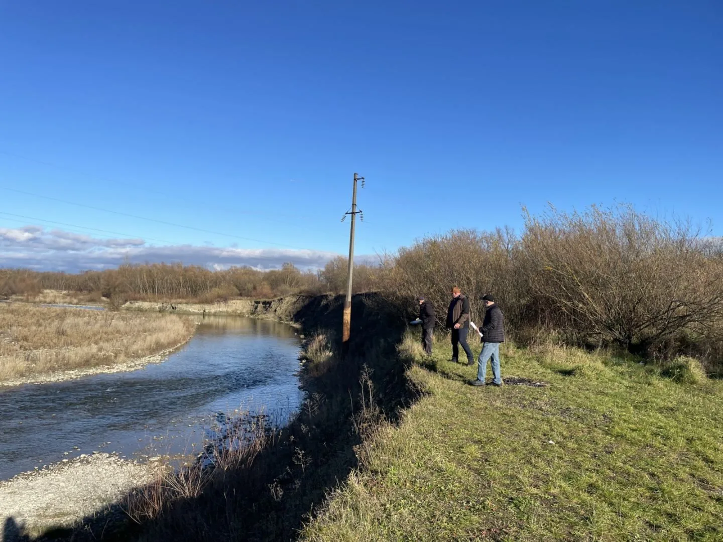 Люди оглядають русло річки на природі