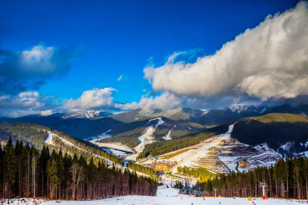 Карпатські гори взимку з лижним курортом
