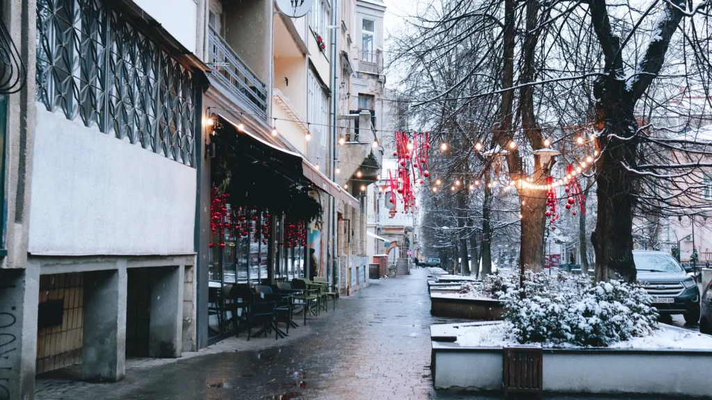 Зимова міська вулиця з гірляндами та кафе