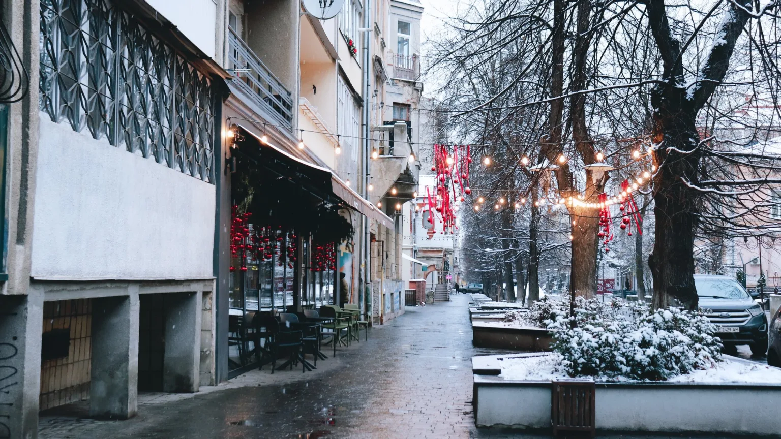 Зимова міська вулиця з гірляндами та кафе