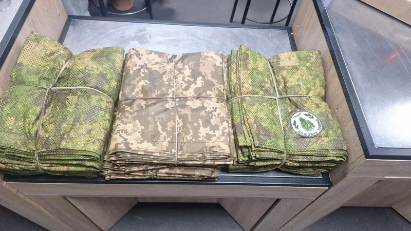 Складені тканини з камуфляжним візерунком на столі