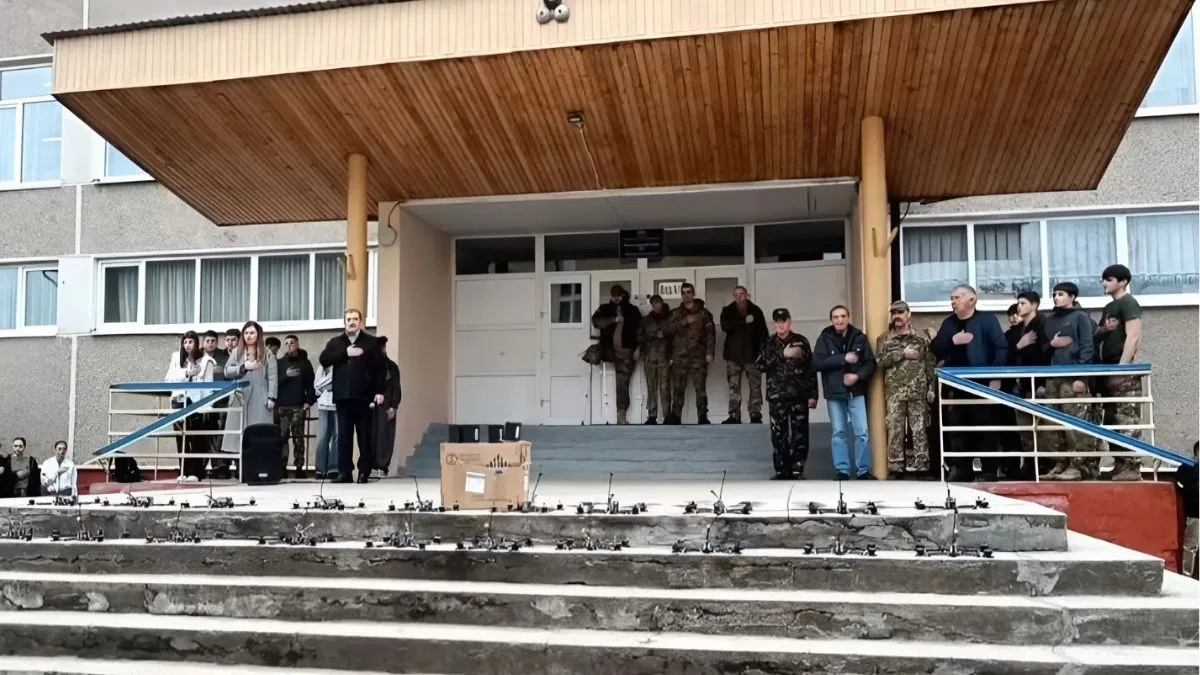 Військові та цивільні на церемонії перед будівлею