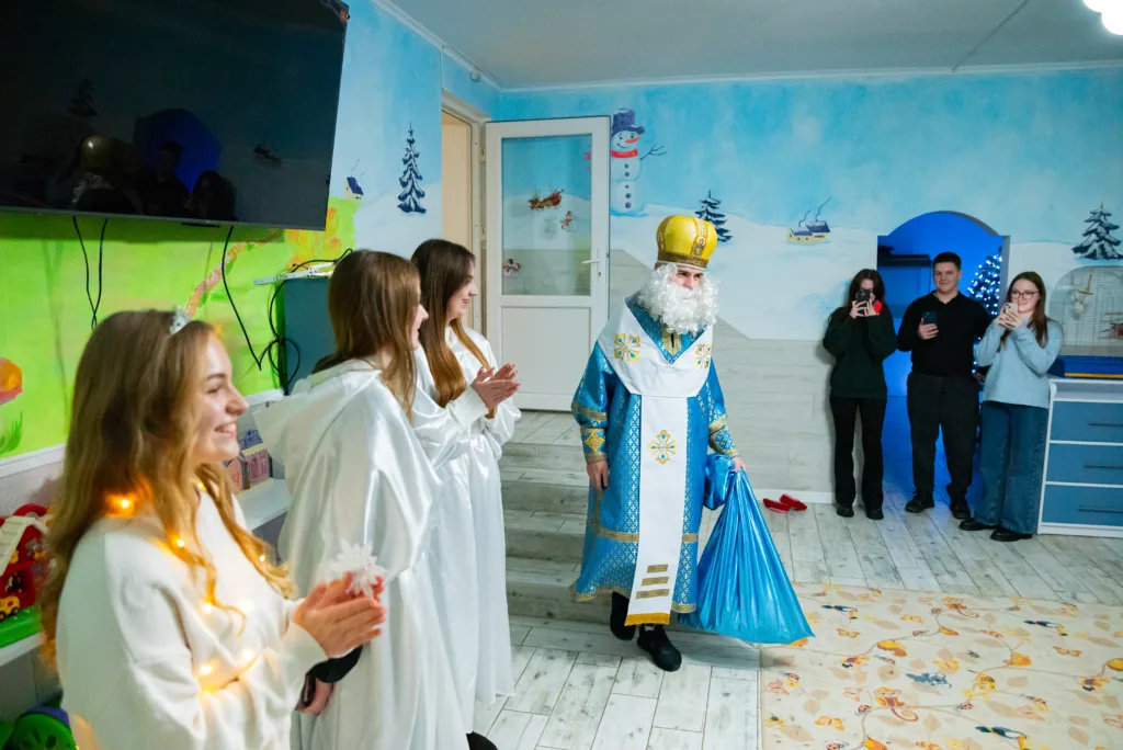 Святий Миколай дарує подарунки дітям у школі