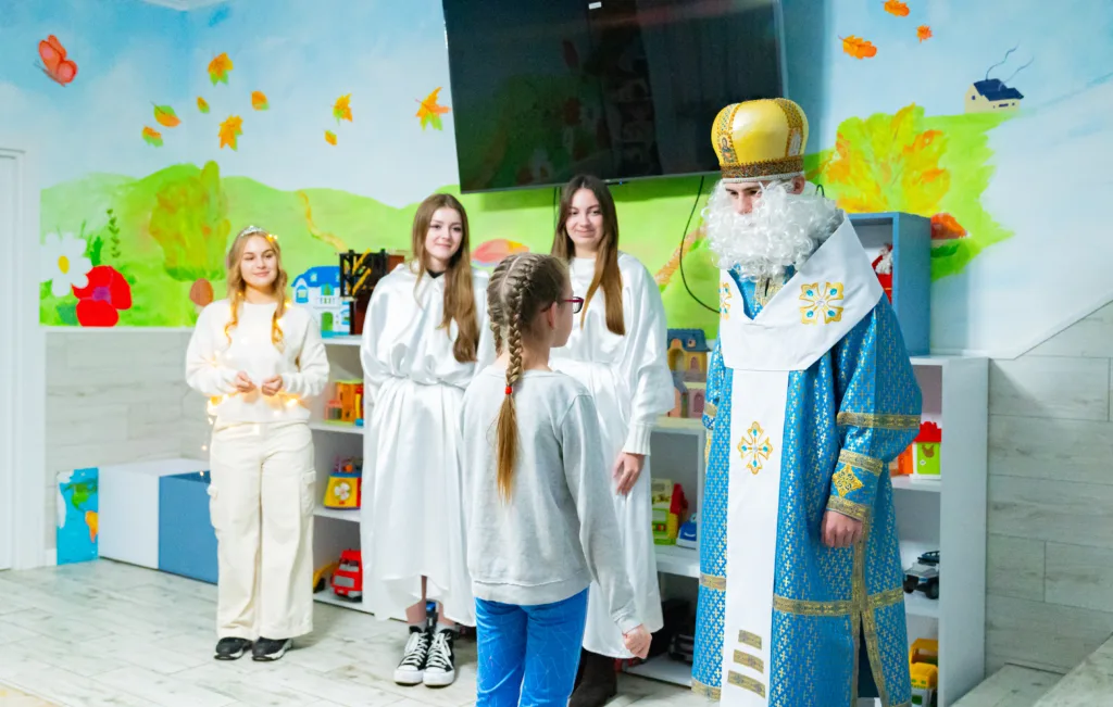 Діти зустрічають святого Миколая у школі
