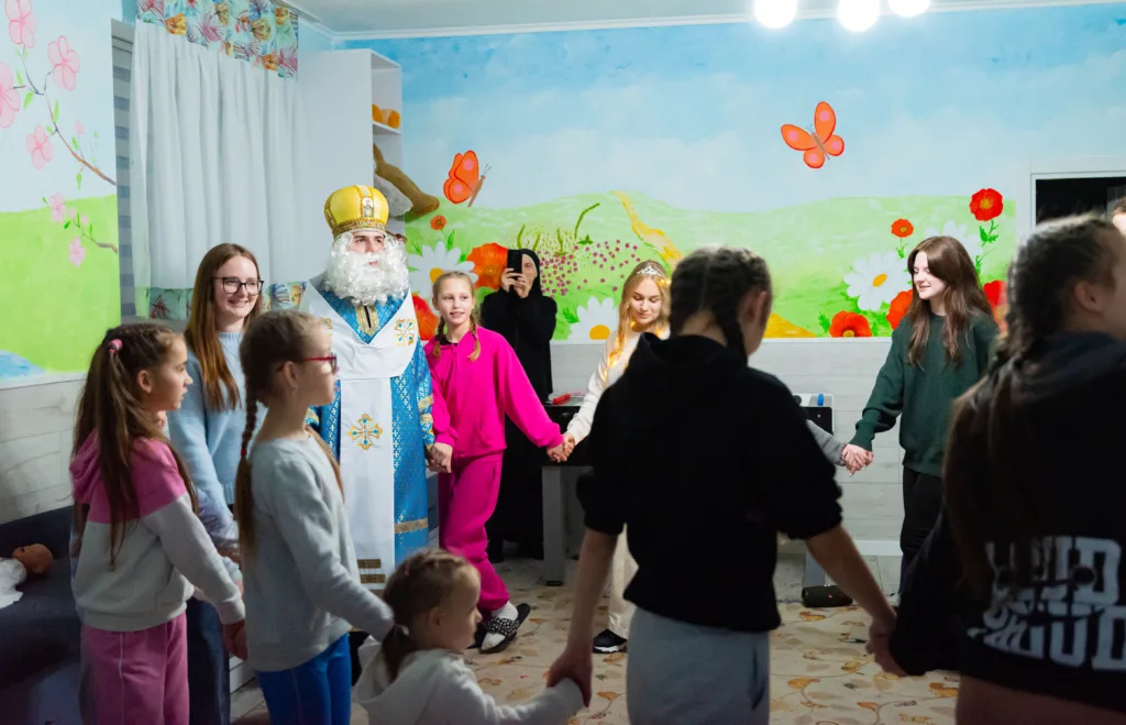 Діти тримаються за руки у святковому колі