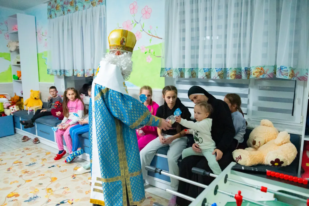Святий Миколай дарує подарунки дітям у дитбудинку