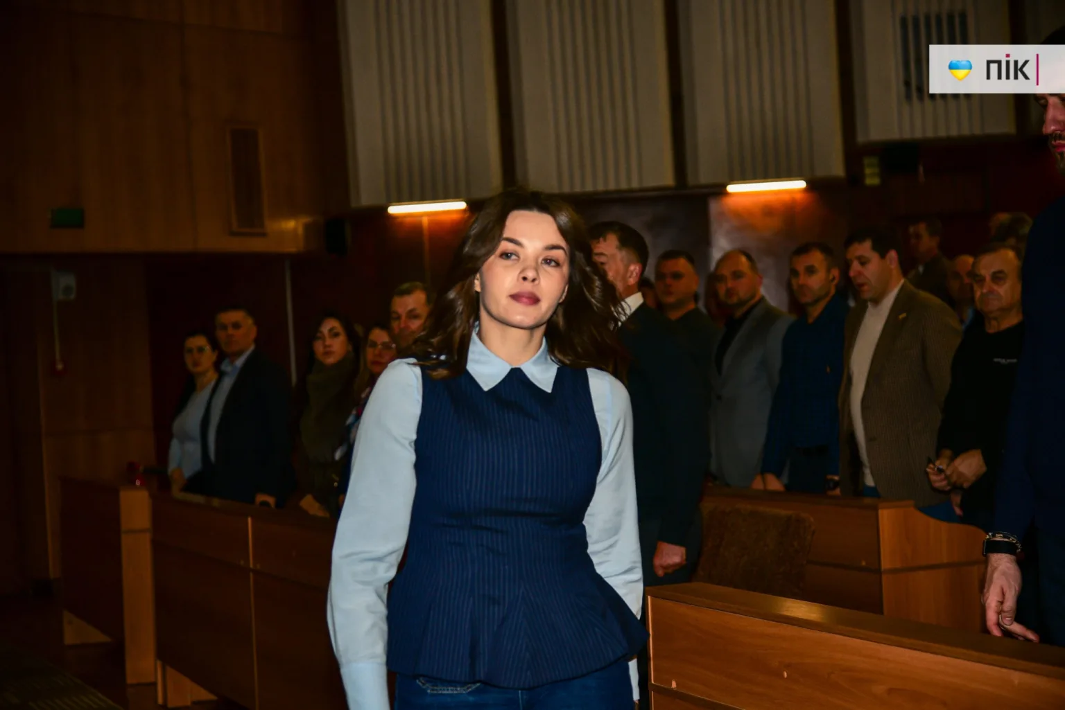 Жінка на офіційному заході в конференц-залі