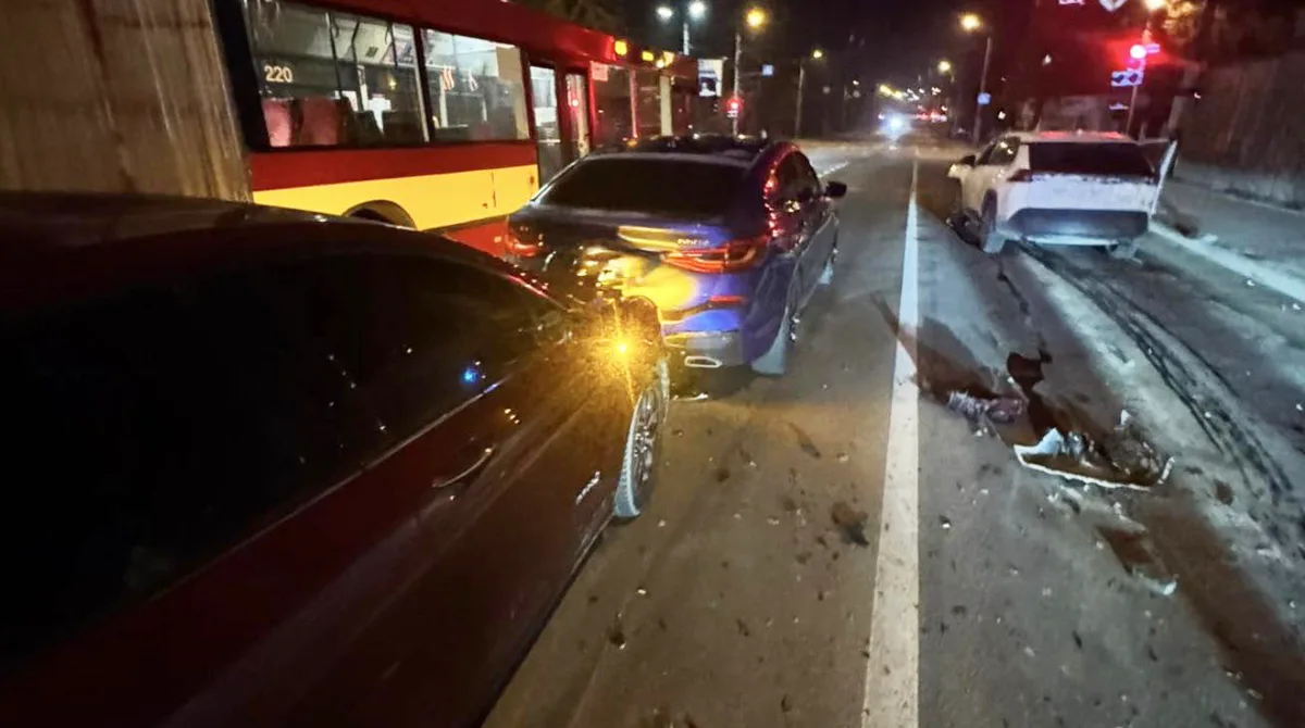 Нічна аварія з кількома автомобілями на дорозі