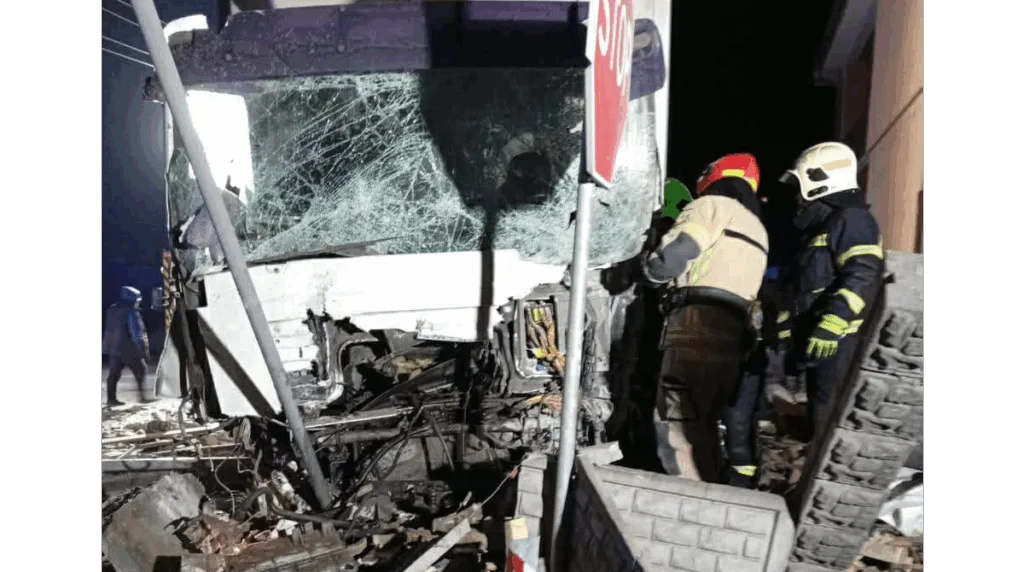 Рятувальники біля пошкодженої вантажівки після аварії