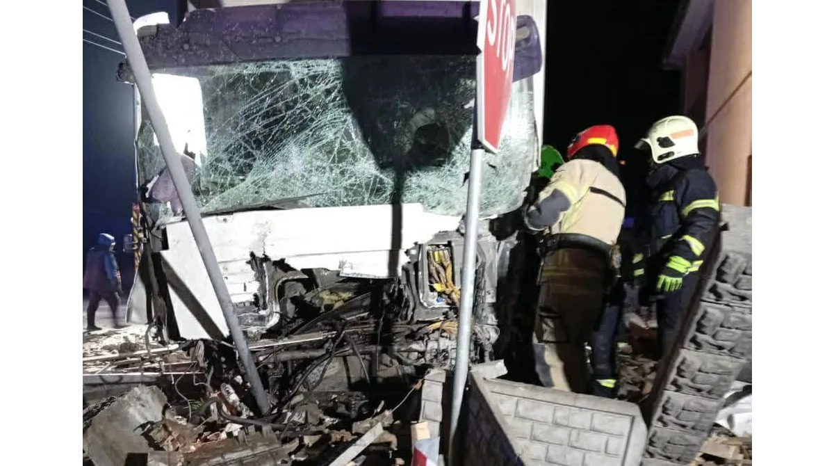 Рятувальники біля пошкодженої вантажівки після аварії