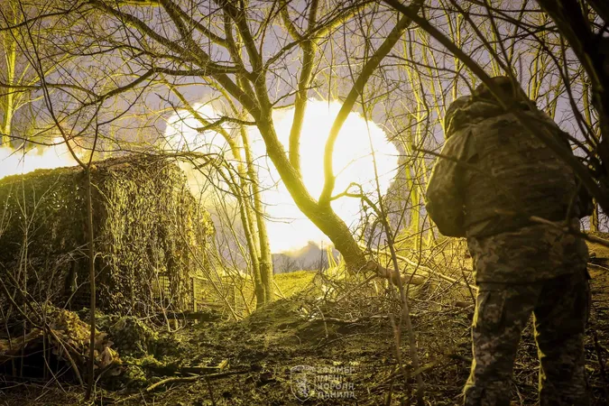 Український військовий веде бойові дії вночі