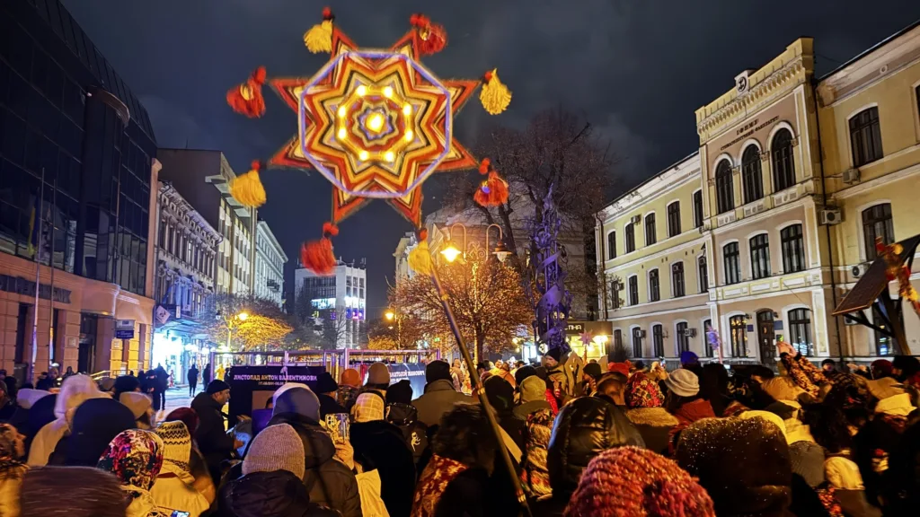 Різдвяна хода з великою зіркою у місті