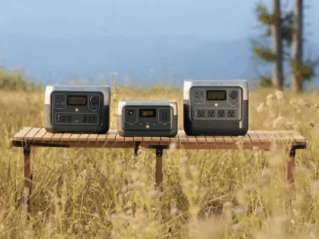 Портативні електростанції на дерев’яному столі на природі