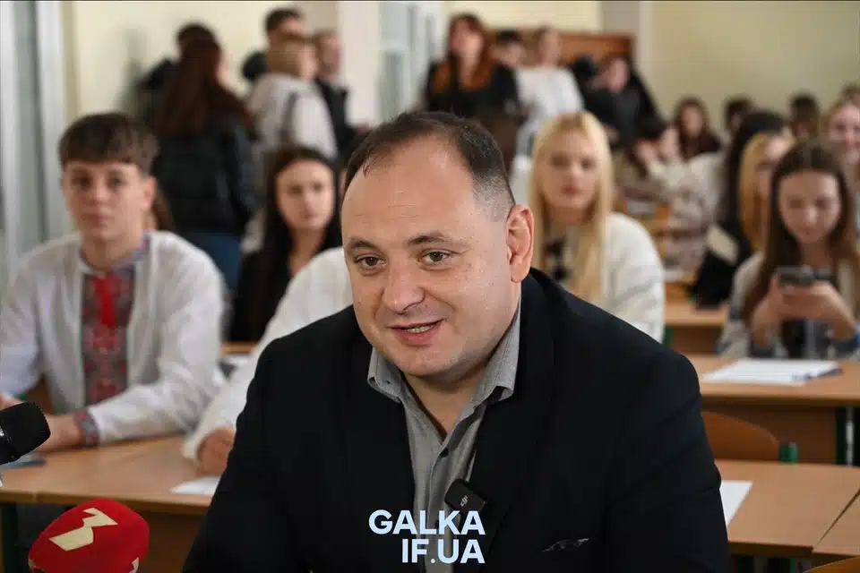 Чоловік говорить у класі перед студентами