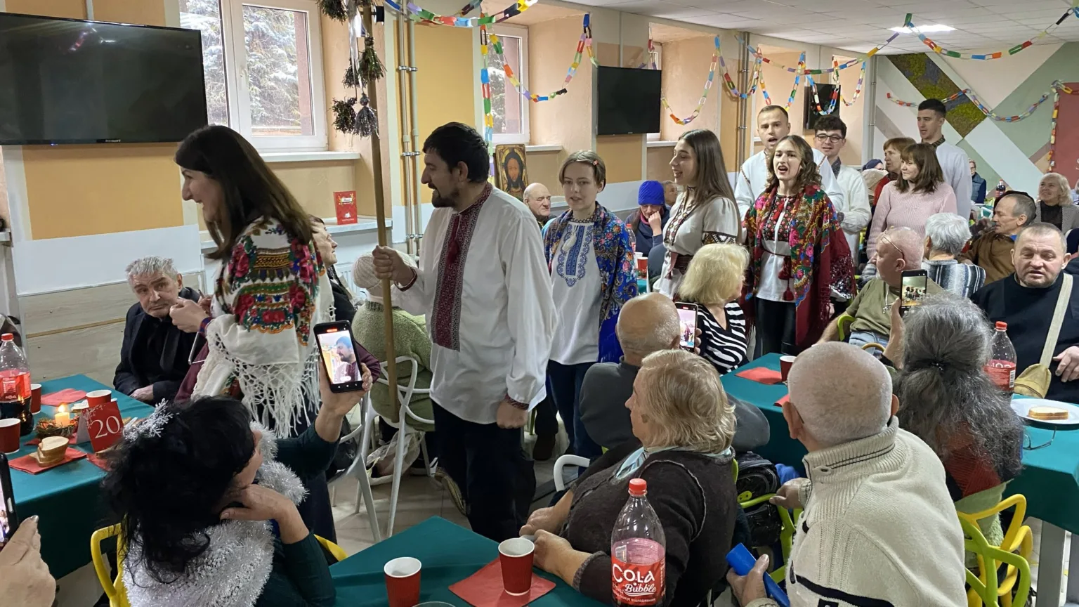 Святковий виступ у домі для літніх людей