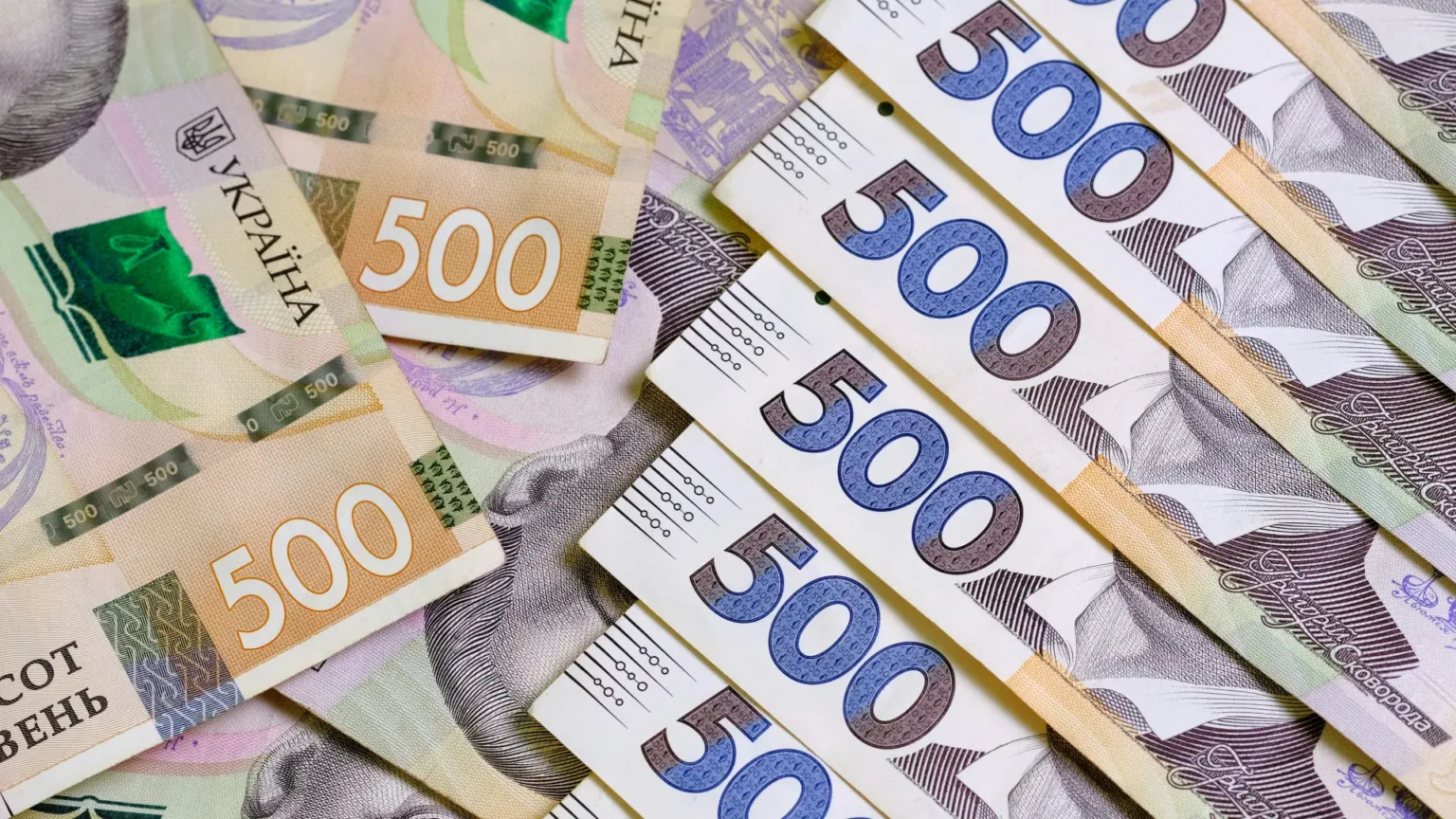 П’ятисотгривневі банкноти України крупним планом