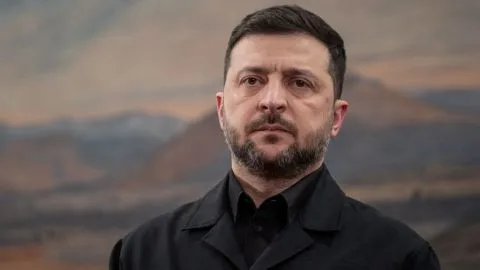 Чоловік у темному одязі на фоні природи