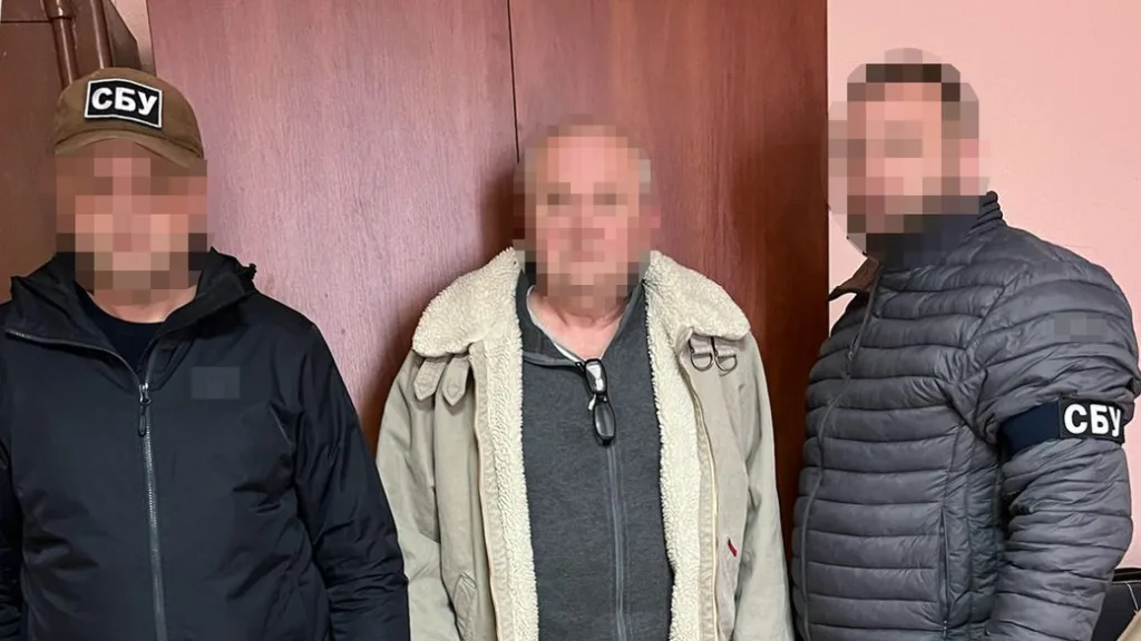 Співробітники СБУ поруч із затриманим чоловіком