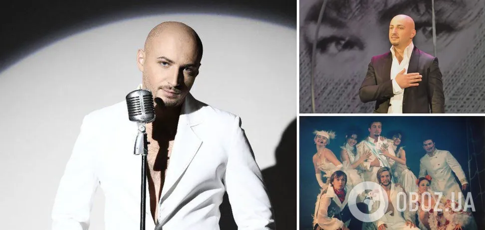 Співак виступає на сцені з мікрофоном