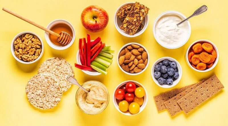 Корисні перекуси з фруктами, горіхами та йогуртом