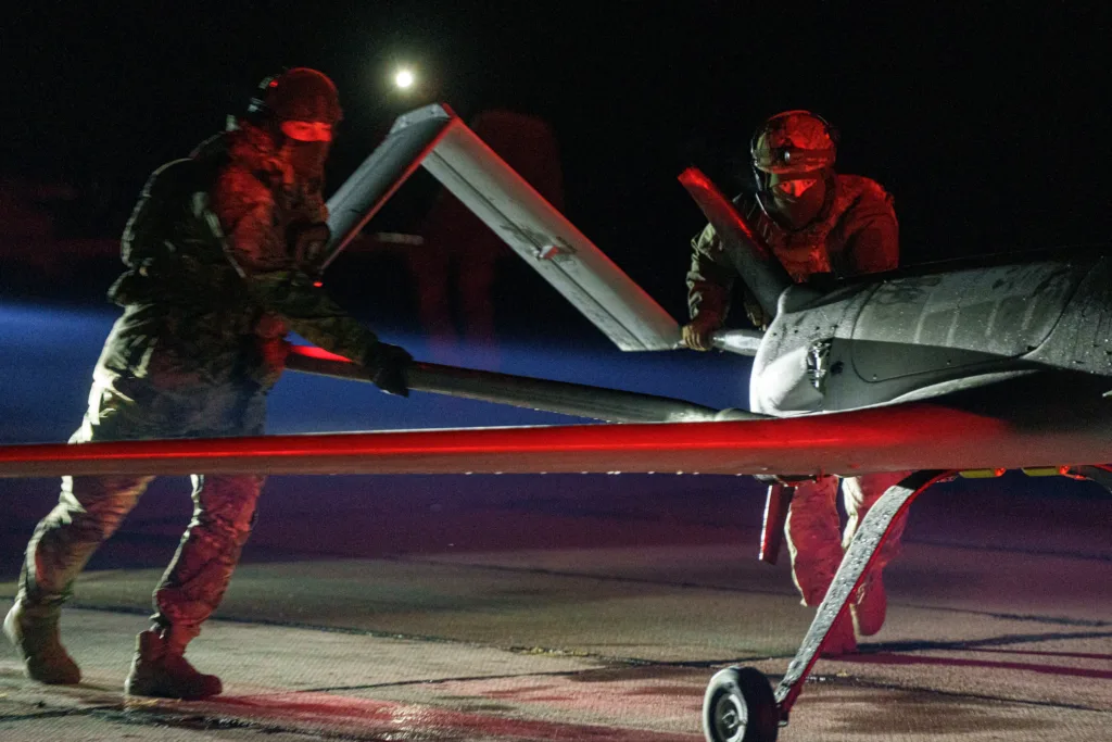 Військові готують безпілотник до запуску вночі