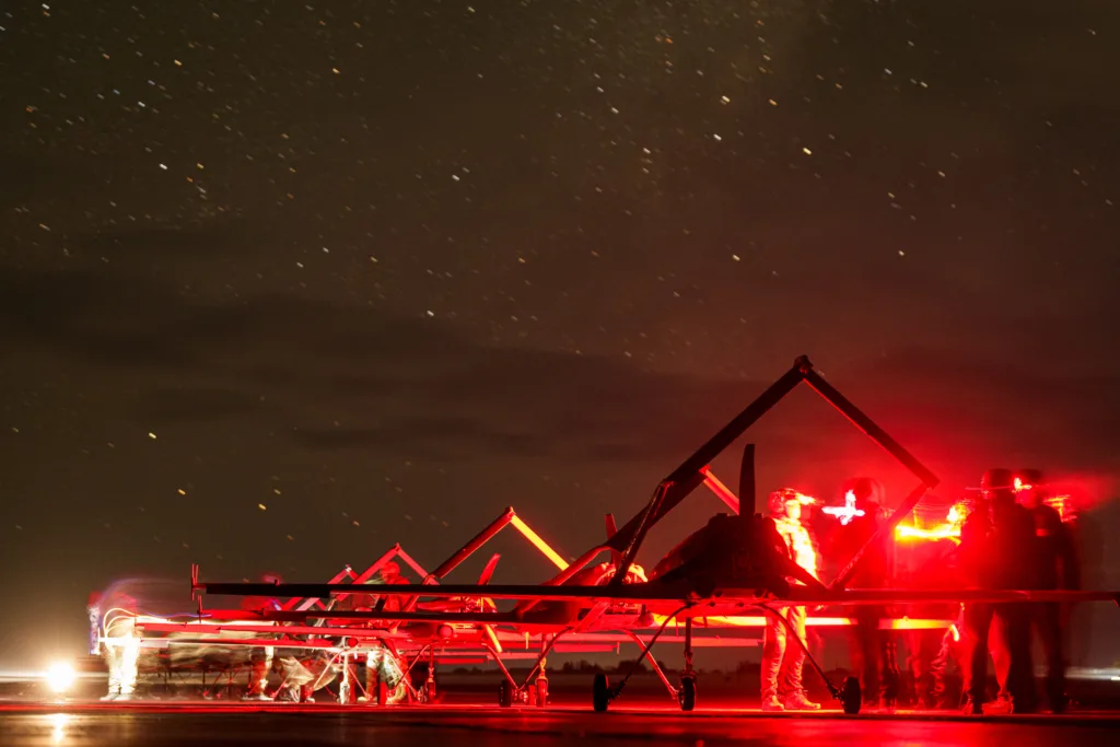 Дрони на злітній смузі під нічним небом