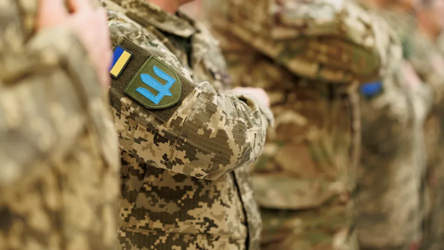 Українські військові у камуфляжі з шевронами прапора