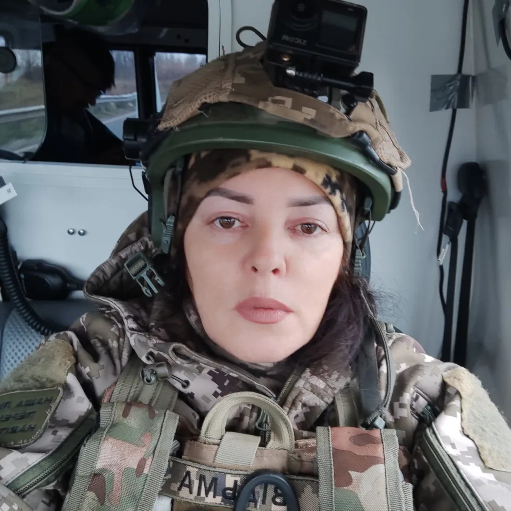 Військова у камуфляжі всередині транспортного засобу