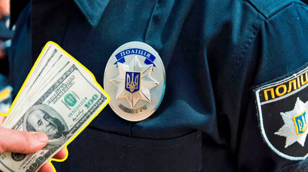 Долари в руці поруч із поліцейським жетоном