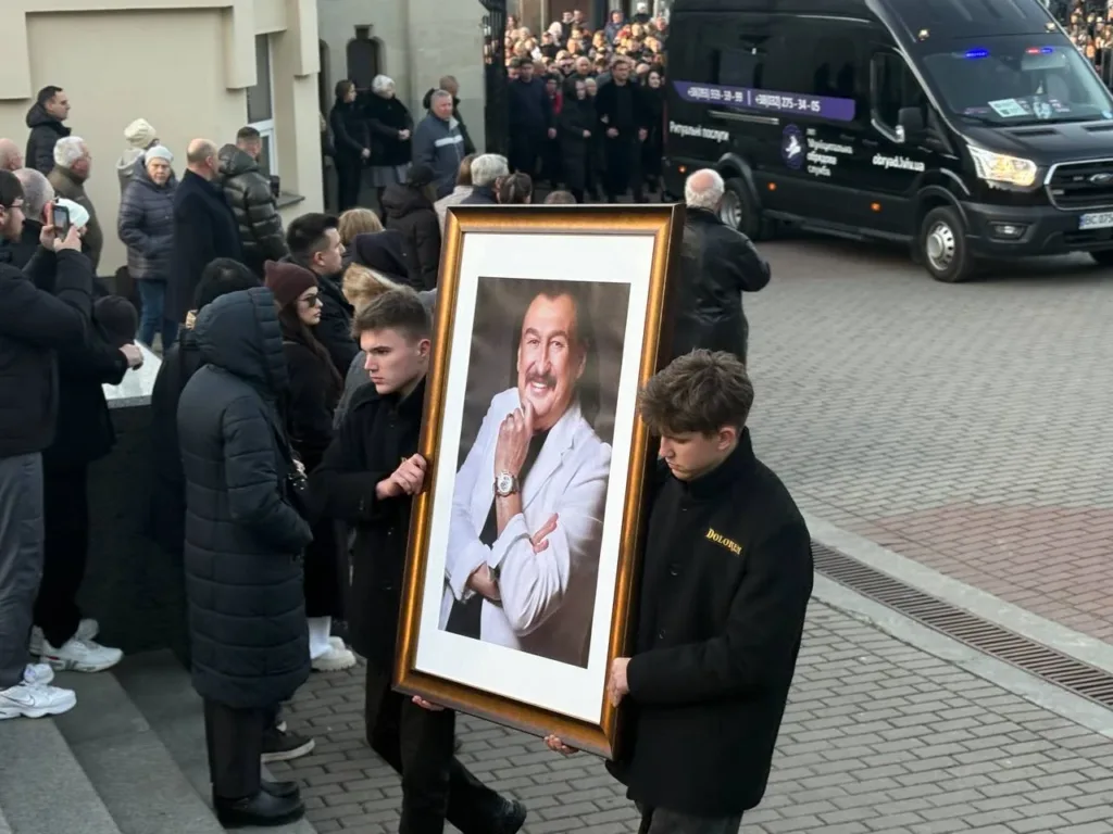 Люди несуть портрет під час похоронної церемонії