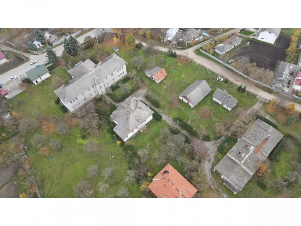 Аерофото села з будинками та дорогами