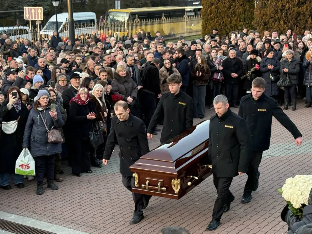 Похоронна процесія з труною серед натовпу людей