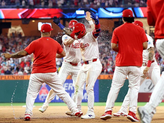 Бейсболісти святкують перемогу на полі