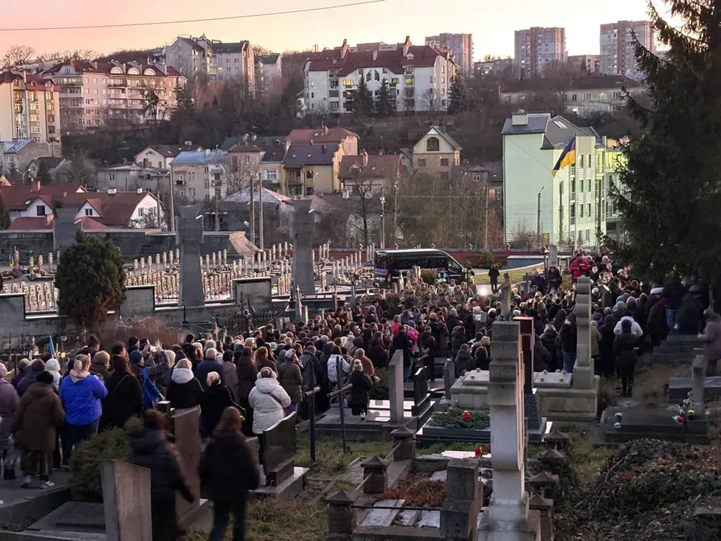 Натовп людей на цвинтарі під час церемонії