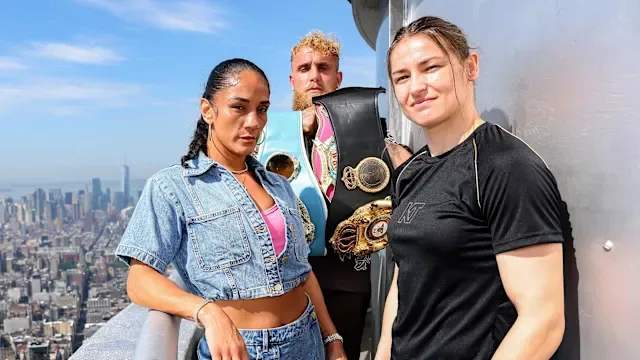 Боксери з трофеями на даху хмарочоса