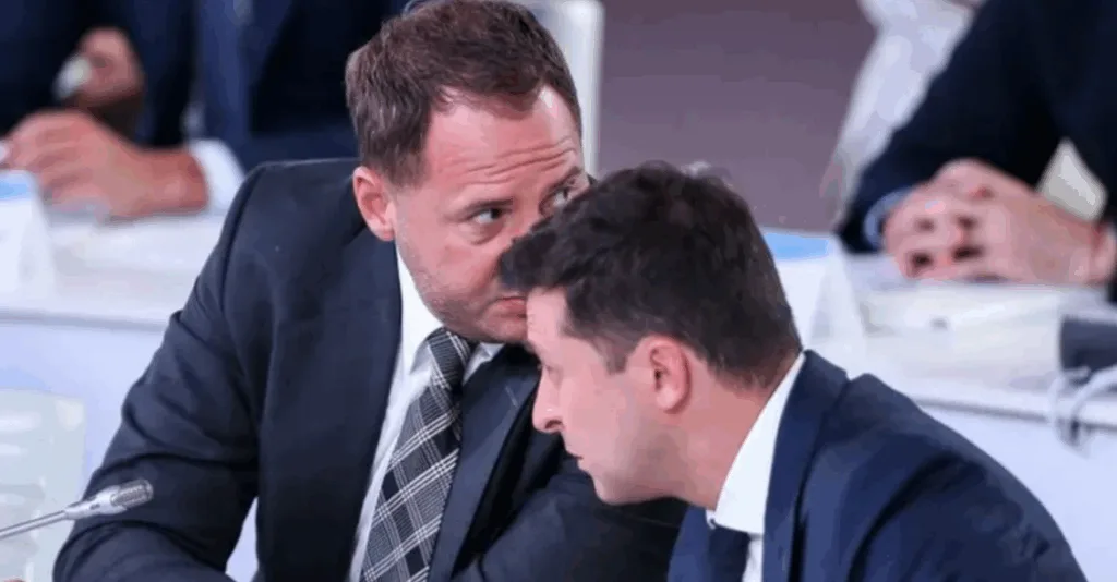 Двоє чоловіків обговорюють питання на нараді