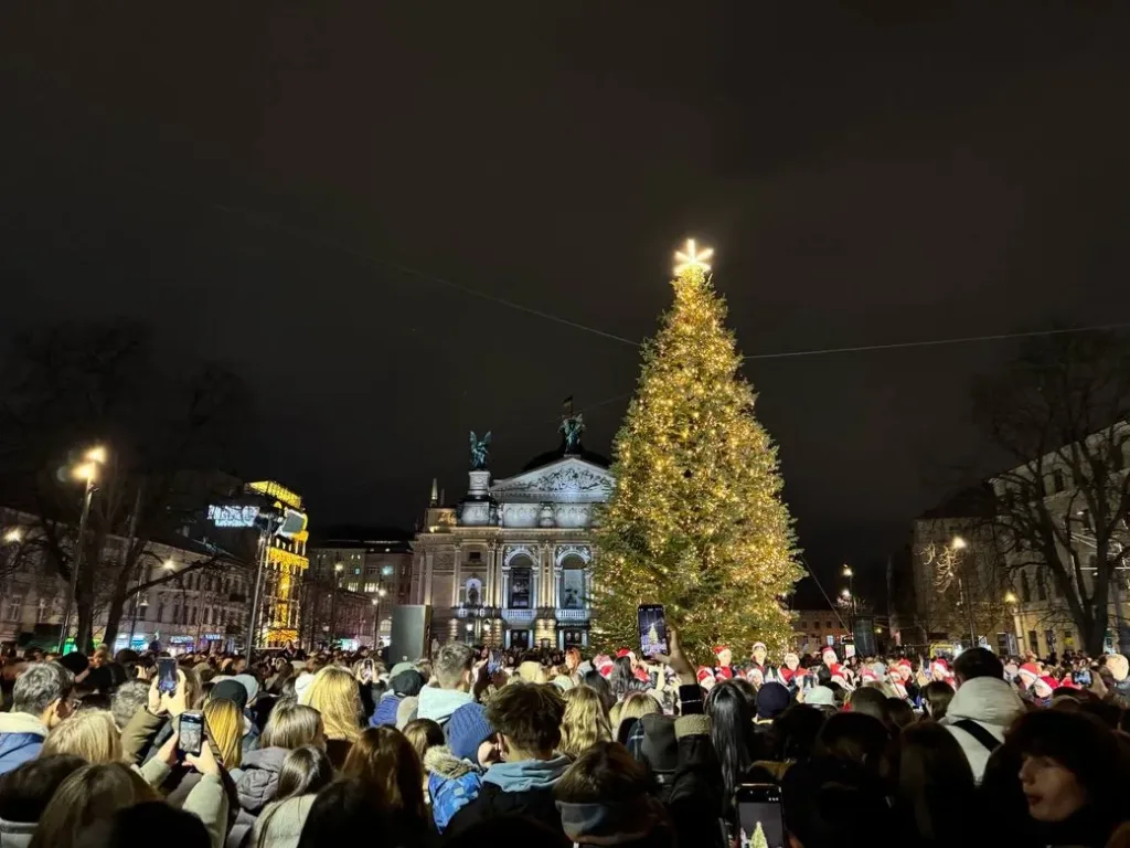 Різдвяна ялинка перед оперним театром у Львові