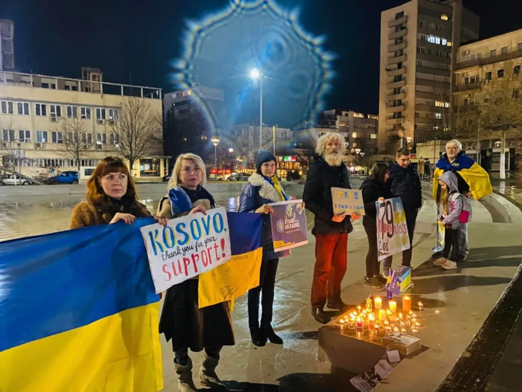 Мітинг підтримки України у місті ввечері