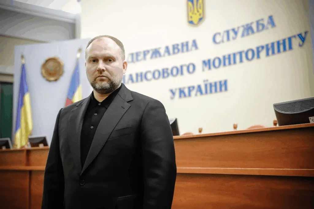 Посадовець у будівлі Державної служби фінансового моніторингу