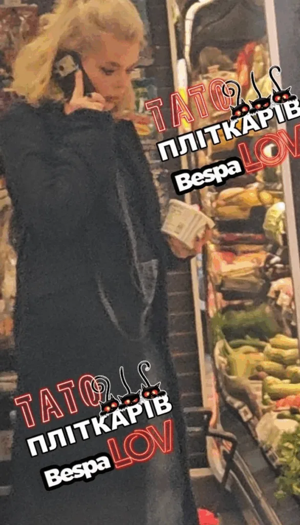 Жінка купує овочі, розмовляє по телефону