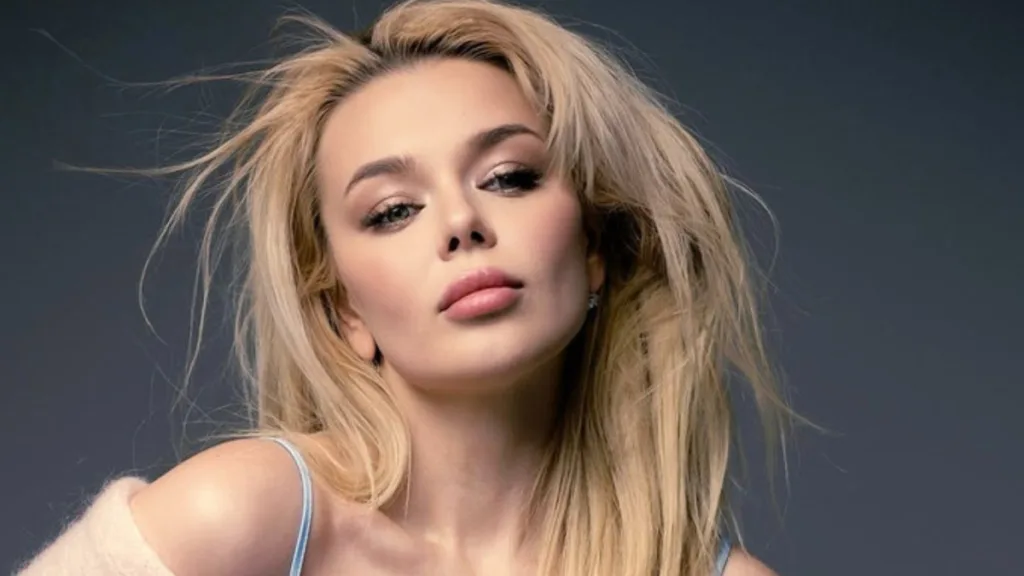 Аліну Гросу підловили з округлим животиком: фанати припускають, що співачка вагітна