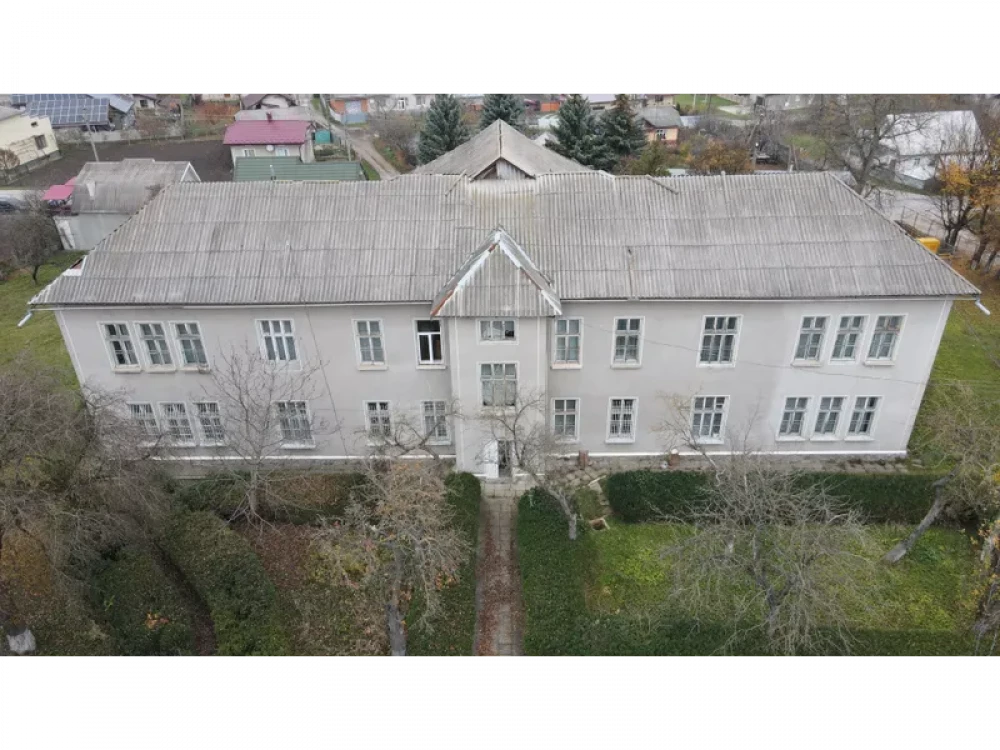 Стара двоповерхова шкільна будівля восени