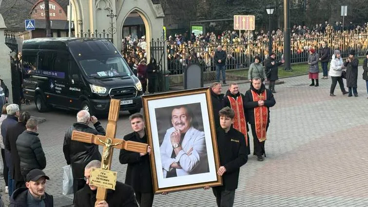 Похоронна процесія з портретом відомої особи