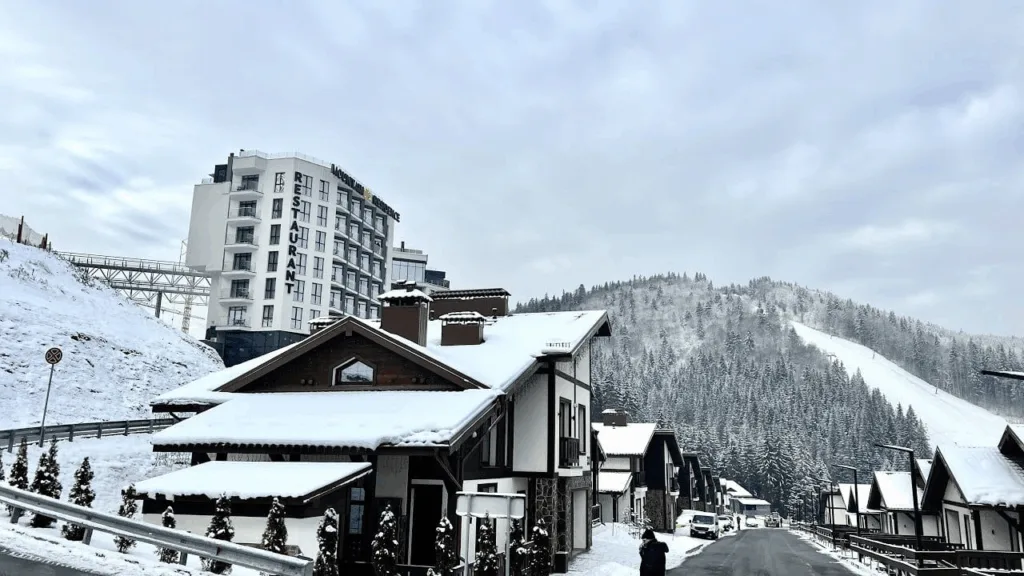 Сніжний гірський курорт із сучасними будівлями