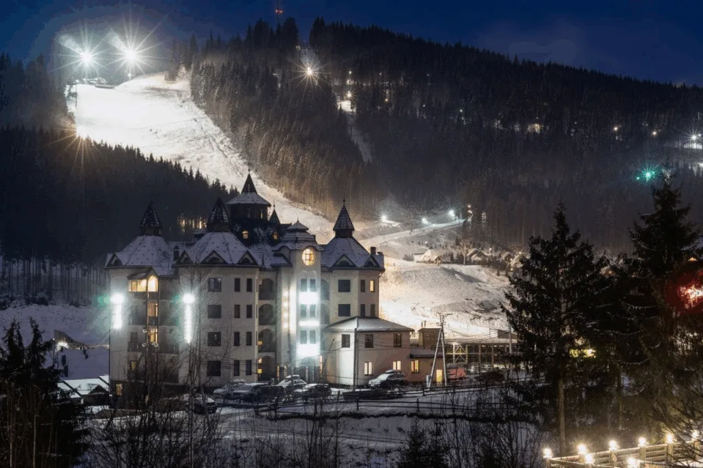 Нічний гірськолижний курорт взимку з підсвіченими схилами