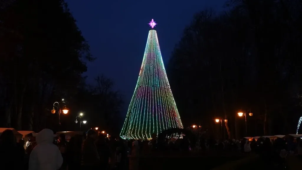 Новорічна ялинка з яскравими вогнями вночі