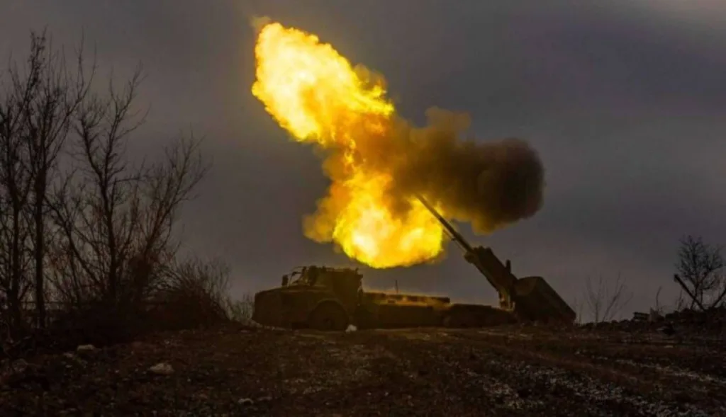 Артилерійська установка веде вогонь уночі