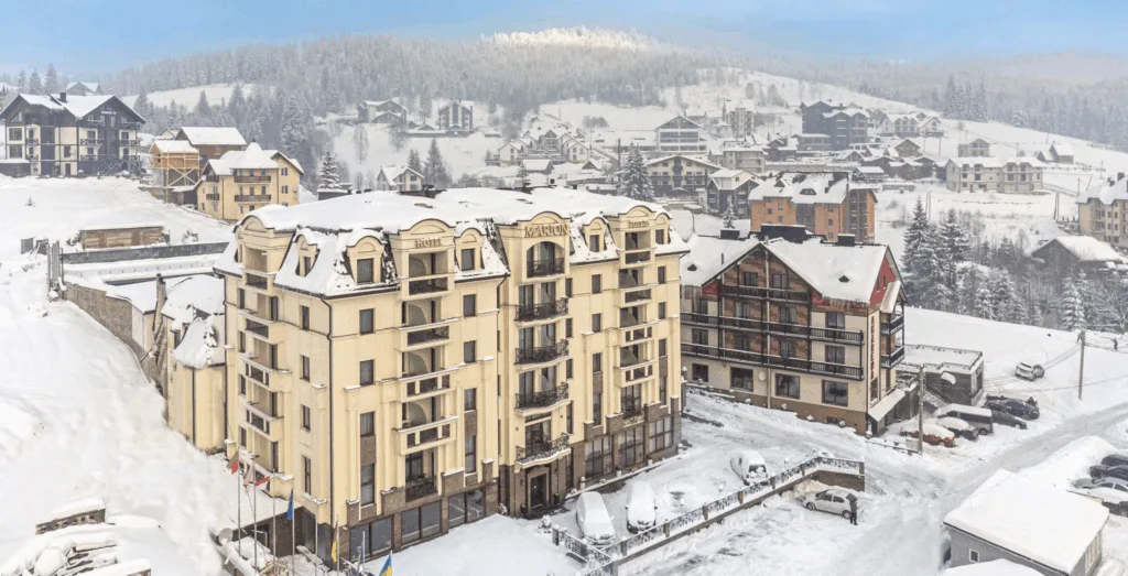 Зимовий готель у Карпатах серед засніжених гір