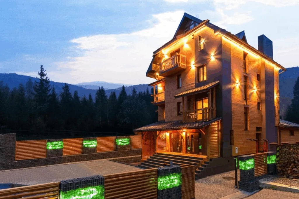 Затишний готель у Карпатах ввечері